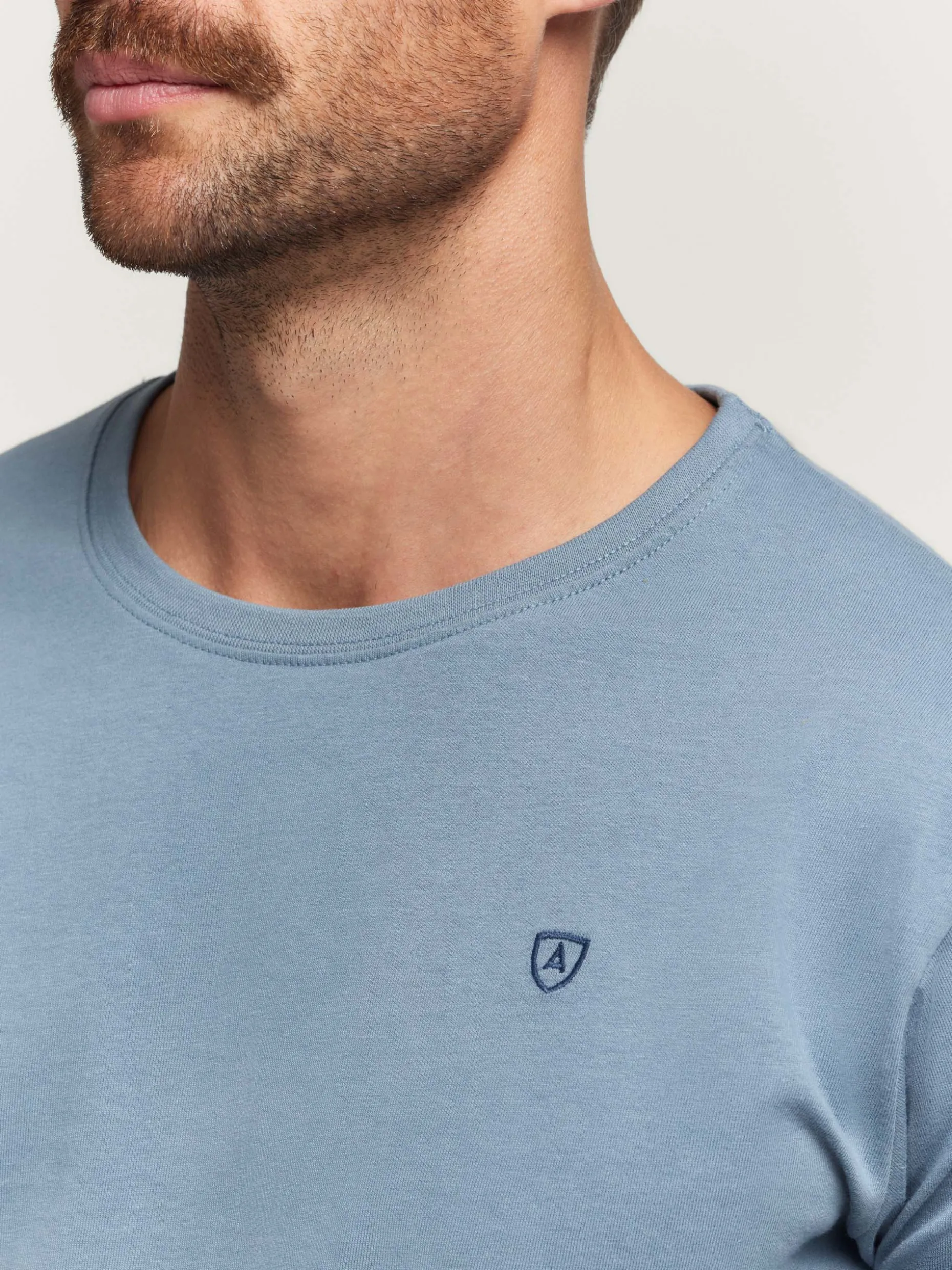 CAMISETA BASICA CELESTE